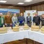Mehrer Menschen mit Käse | In Kötschach-Mauthen wurde der beste Almkäse ausgezeichnet