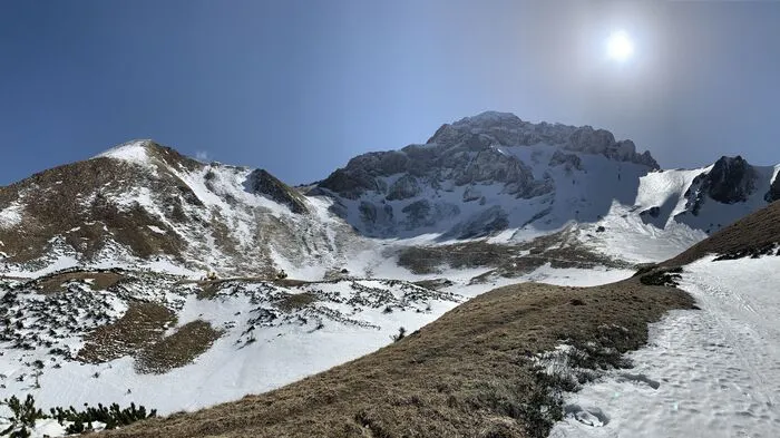 Bergretter aus Vordernberg und Mautern, die Alpinpolizei und Öamtc-Rettungshubschrauber waren Samstagmittag nach einem Lawinenabgang am Eisenerzer Reichenstein, der verletzte Tourengeher forderte, im Einsatz.