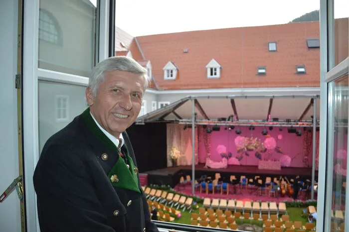 Walter Kreutzwiesner, der Bezirkshauptmann Leobens, genießt die Aussicht auf das Bühnenbild, an dem monatelang mit viel Mühe gearbeitet wurde.
