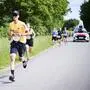 Beim Wings for Life World Run laufen die Teilnehmer, bis sie vom echten oder virtuellen Catcher Car eingeholt werden