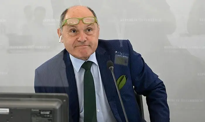 Den Vorsitz führt heute Nationalratspräsident Wolfgang Sobotka (ÖVP). Der erste kurze Streit mit dem SPÖ-Fraktionsführenden Krainer begann nach etwa einer Stunde Befragungszeit.