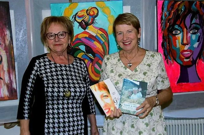 Beim gut besuchten Kulturabend stellte die Kainacherin Donate Sokol eine Auswahl ihrer Bilder aus, die mit familiärem Bezug zu Kainach in St. Stefan ob Stainz lebende Schriftstellerin Ingeborg Wölkart las aus ihren bisher 13 erschienenen Büchern.