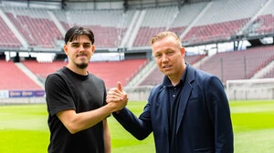 Sportdirektor Mario Brkljaca mit dem Neuzugang Almir Oda