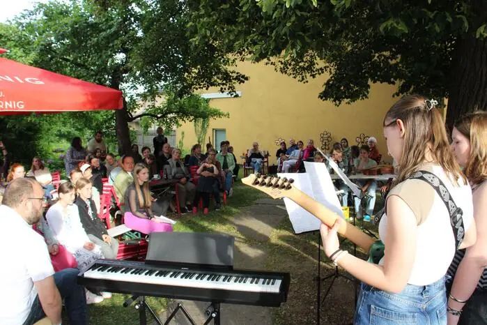 Nach der Premiere bei der Kalvarienbergkirche in Söding-St. Johann fand die zweite Veranstaltung im idyllischen und vollbesetzten Gastgarten des Café und Bäckerei Pan del Dia am Marktplatz in Ligist statt.