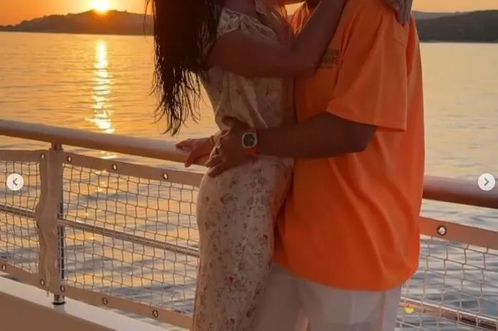 Sängerin Katy Perry turtelt mit Partner Orlando Bloom in romantischer Kulisse auf einem Boot