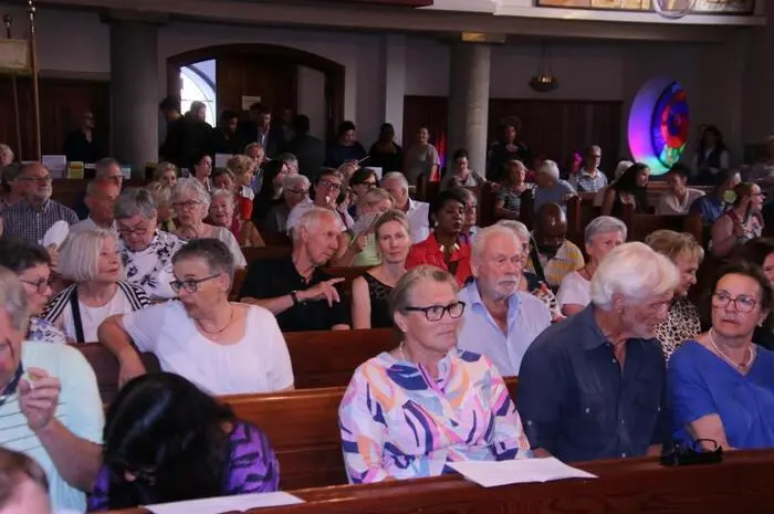 Mit tosendem Applaus dankte das Publikum, auch Pfarrer Winfried Lembacher war beim schwungvollen Konzert mit dabei.