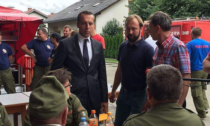 Bundeskanzler Christian Kern machte sich am Montagnachmittag ein Bild von den  Aufräumarbeiten im Katastrophengebiet