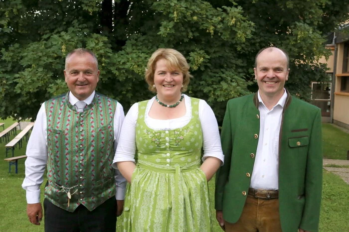Und nicht nur die Florianijünger waren in ihren schmucken blauen Uniformen gekommen, um bei den Feierlichkeiten dabei zu sein. 