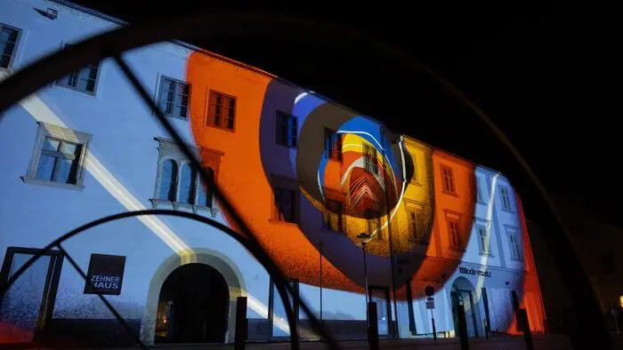 Seit Donnerstag verwandeln zwölf Lichtinstallationen verschiedene Gebäude, Straßen und Plätze in Bad Radkersburg und... 