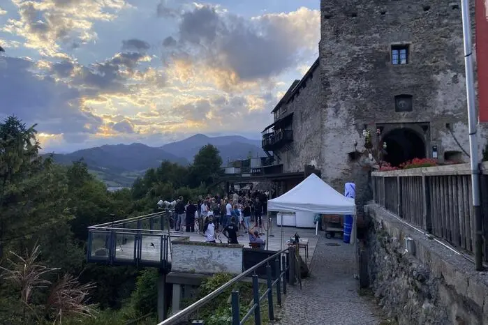 Eingebettet in die märchenhafte Kulisse des Sonnenuntergangs und bei lauen Abendtemperaturen.