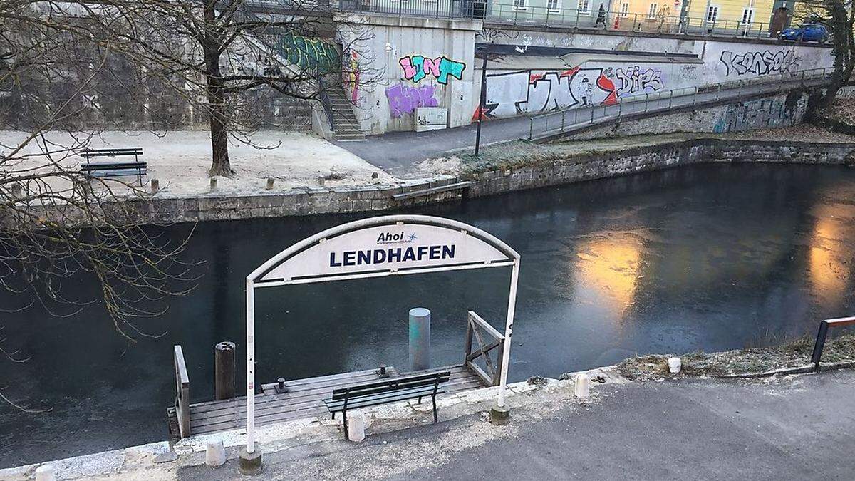 Eine hauchdünne Eisdecke befindet sich auf der Lend.