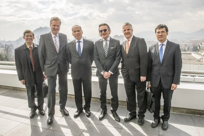 Unternehmergeist: Stephan Sticher mit einer Delegation aus Vietnam und bei der Preisverleihung beim Tag der Exporteure