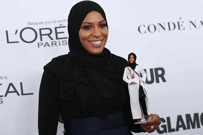 Als erste US-Sportlerin mit Hidschab war Säbelfechterin Ibtihaj Muhammad (31) 2016 in Rio bei Olympia angetreten. Nun ist sie Vorbild für eine Barbie mit Kopftuch - die sie bei der Preisverleihung präsentierte. "Ich bin stolz, zu wissen, dass kleine Mädchen überall jetzt mit einer Barbie spielen können, die einen Hidschab trägt."