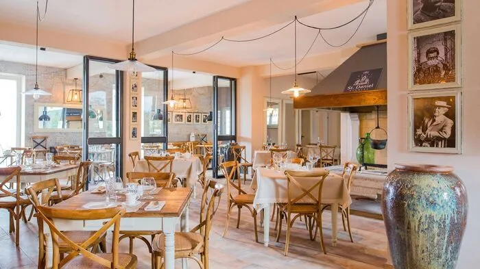 Käse mit Wacholder, Pršut, nussig schmeckendes Dinkelvollkornbrot mit Ricotta, lauwarmen Spinat und getrockneten Tomaten: Im Restaurant des Biohotels St. Daniel wird kulinarisch gezaubert und ... Die Reportage zur Fotostrecke lesen Sie hier.
