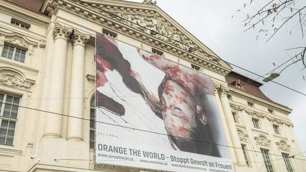 Ein blutüberströmtes, lebloses Gewaltopfer ist derzeit an drei prominenten Stellen in Graz zu sehen