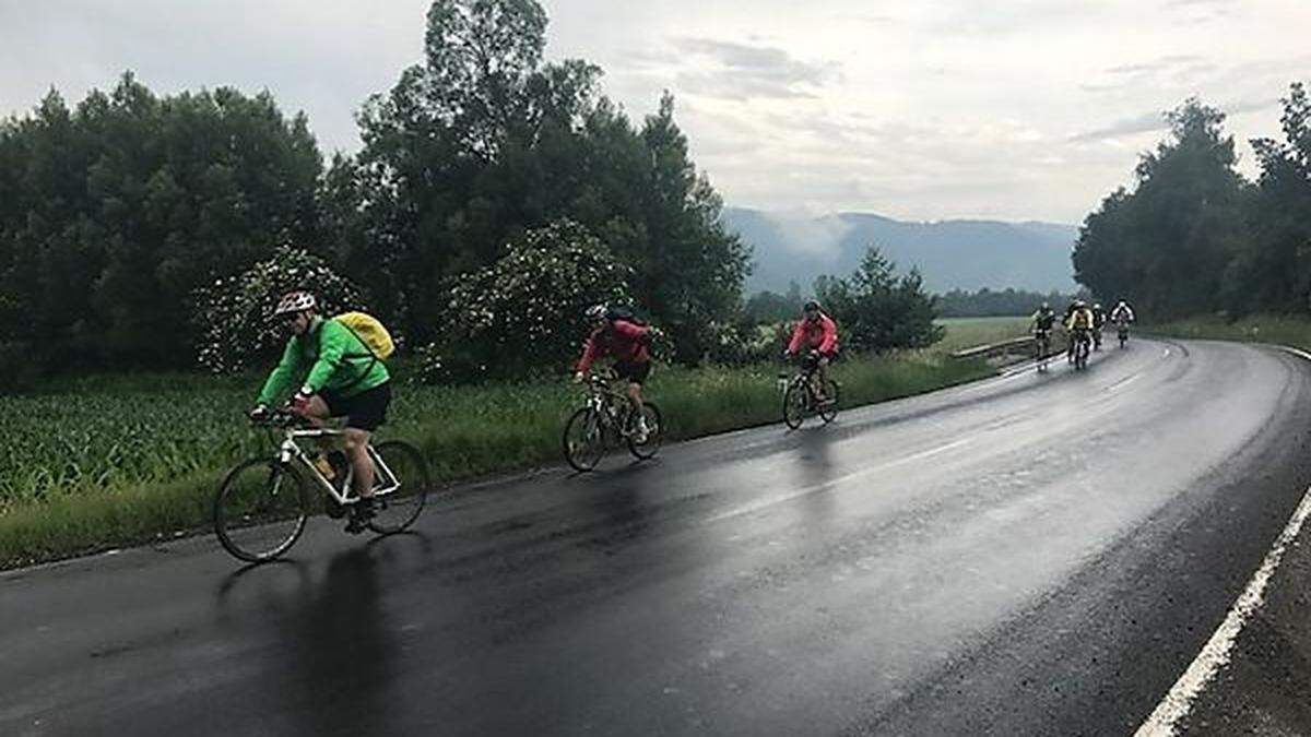 Die Teilnehmer der Tour de Mur erlebten in der Früh schon einen Regenguss im Murtal