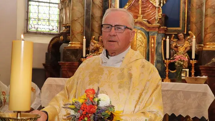 Ein Pfarrer in der Kirche und im Priestergewand