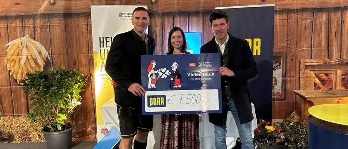 Sandra Bleiberger-Krajnc und Andreas Prückler von „Steirer helfen Steirern“ nehmen den Scheck über 7500 Euro von Stefan Lipp, PORR-Niederlassungsleiter Hochbau Steiermark (l.), entgegen
