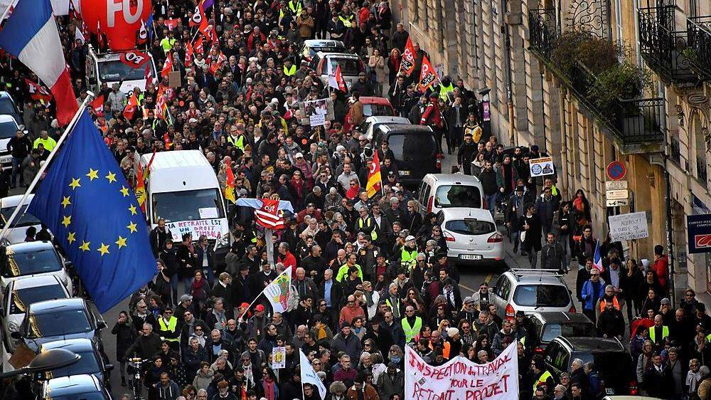In Frankreich gibt es aus Protest gegen die Pensionspläne seit Wochen Streiks und Proteste