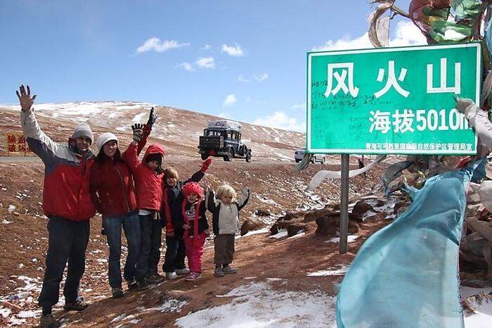Die Zapps in Tibet mit ihrem Oldtimer im Hintergrund