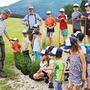 Unter fachkundiger Anleitung pflanzten die Kinder Bäume