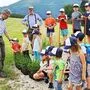 Unter fachkundiger Anleitung pflanzten die Kinder Bäume