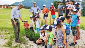 Unter fachkundiger Anleitung pflanzten die Kinder Bäume