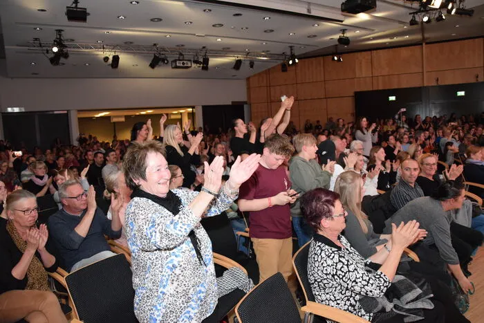 Mehr als 1000 Zuhörerinnen und Zuhörer waren von den Darbietungen der ca. 300 jungen Künstlerinnen und Künstler begeistert und belohnten sie dafür mit tosendem Applaus und Standing Ovations.