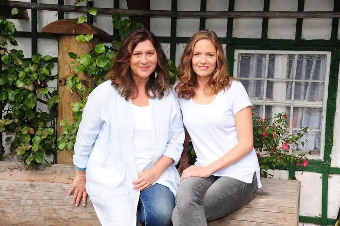 Eva Mattes und Patricia Aulitzky, die beiden Schauspielerinnen beim Fototermin am Rande der Dreharbeiten zur ZDF Serie Lena Lorenz am 22.09.2017 in Bertesgaden Lena Lorenz ZDF Presse und Fototermin in Berchtesgaden, 2017 PUBLICATIONxINxGERxSUIxAUTxONLY