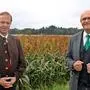 Johann Mößler und Erich Roscher, im Hintergrund Körnerhirse, die besonders bei Schweinemast als Futter zum Einsatz kommt. 