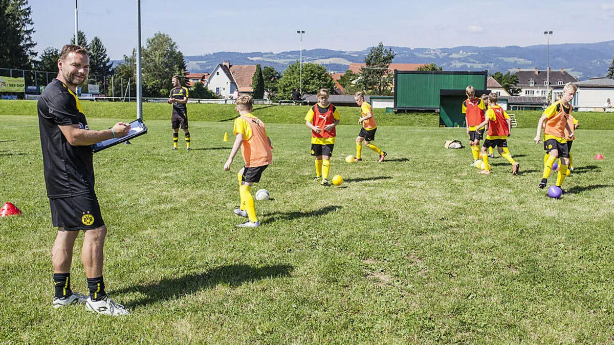 SC St. Stefan Nachwuchsleiter Martin Riegler mit Kindern beim Training