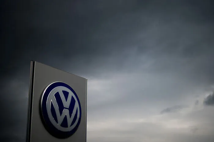 Über dem Konzern brauen sich dunkle Wolken zusammen. Am 20. September 2015 endet die Rekordfahrt im größten Crash der Konzerngeschichte. Die bis dahin so selbstbewussten Wolfsburger müssen "Manipulationen" an ihren Dieselmotoren einräumen.