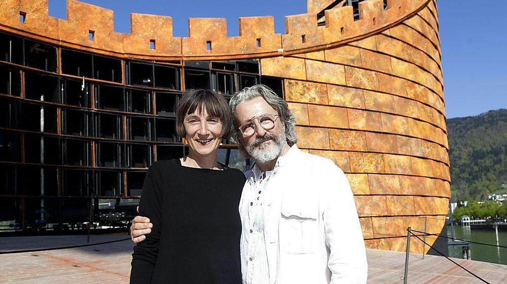 Intendantin Elisabeth Sobotka und Regisseur Marco Arturo Marelli vor der Kulisse für Puccinis "Turandot", einer Nachbildung der Chinesischen Mauer.