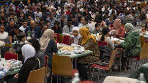 Etwa 1000 Menschen kamen zum gemeinsamen Fastenbrechen in die Klagenfurter Messehalle