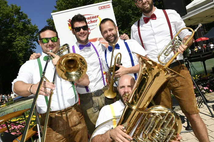 Ein bunter Rahmen von Live-Musik von "Brass Town".