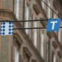 Ein weites T auf blauem Hintergrund, komische rote Klammern - was hat das zu bedeuten?