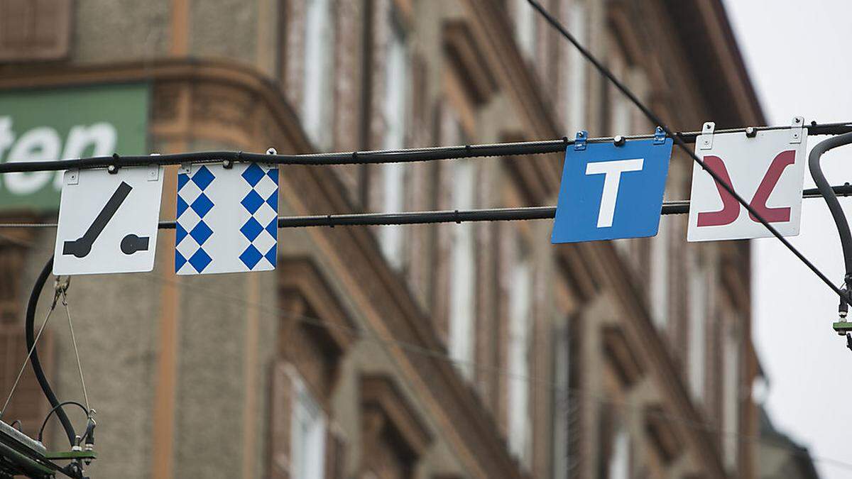 Ein weites T auf blauem Hintergrund, komische rote Klammern - was hat das zu bedeuten?