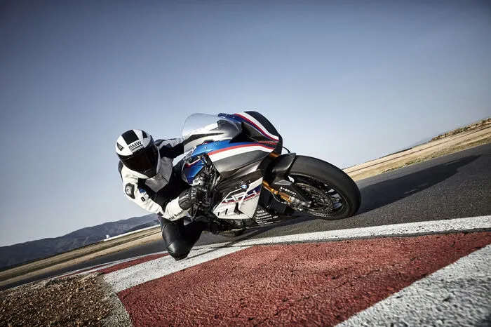 Mit den beiden Brembo-Monobloc-Bremszangen stehen auch bei der Bremsanlage der HP4 Race Komponenten zur Verfügung, wie sie ansonsten nur in Weltmeisterschaften gefahren werden. Beschichtete Titankolben und einteilige Aluminium-Sättel mit chemisch vernickelter Oberfläche markieren hier die derzeit beste Werkstoffkombination.