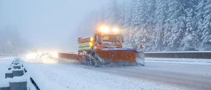 Das Team der Autobahnmeisterei Unterwald ist mit voller Mannschaft im Packabschnitt im Einsatz