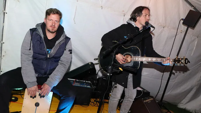 Mit Livemusik von dem Duo „Strike Light“ am Foto von Links: Georg Rossmann (Drums) und Markus Wutte (Gitarre &amp; Vocals).  