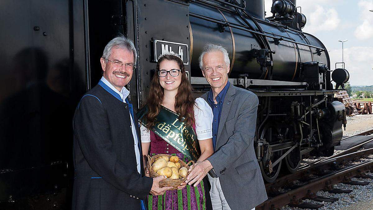 Verkehrslandesrat Karl Wilfing und NÖVOG Geschäftsführer Gerhard Stindl mit der Litschauer Erdäpfelprinzessin, Marlene Gill, vor der Dampflokomotive Mh.4