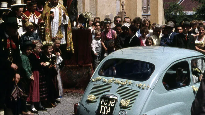 Mit der aus Mariazell importierten Idee, ein Blumenfest um die wunderschöne, elegante Dichternarzisse (Narcissus poeticus) zu organisieren, lud der Fremdenverkehrsverein Bad Aussee vom 28. bis 29. Mai 1960 erstmalig zum Narzissenfest.