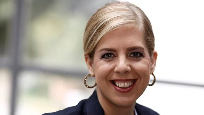 Isabella Theuermann mit zurückgekämmten blonden Haaren und goldenen Ohrringen | Die Abwahl von Ex-FPÖ-Stadträtin Isabella Theuermann war laut Gemeindeaufsicht rechtswidrig 