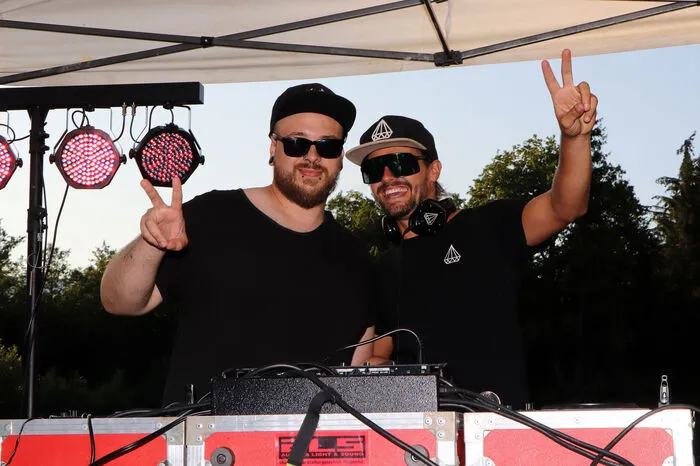 Der "DJ Maph" Philip Maier und "DJ Drophchainers" Patrick Riepl sorgten für den satten Discosound am See.