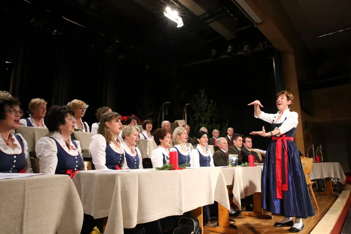 Grund des Besucheransturmes war das 41. Adventkonzert des Singkreises „ars musica“ Althofen unter der Leitung von Dagmar Sucher. 