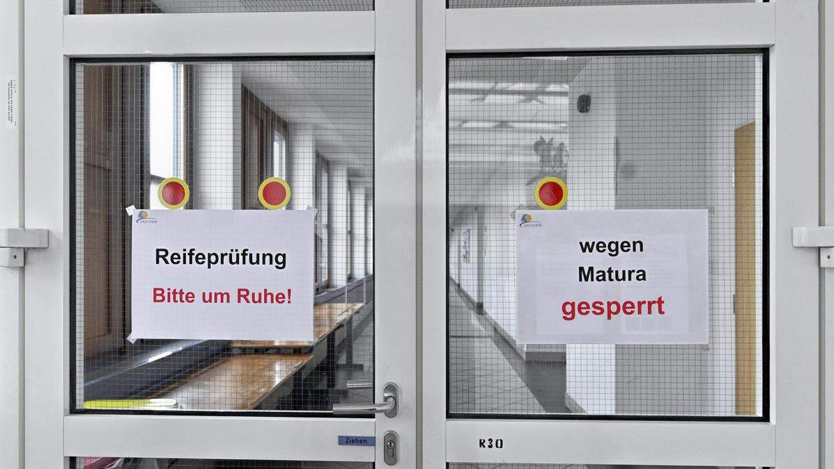 Schultor mit Aufschrift „Reifeprüfung, bitte um Ruhe“ | Geht es nach der Wiener SPÖ, soll die Matura der Vergangenheit angehören 