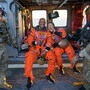 Zwei Crew-Mitglieder der „Artemis 2“-Mission der US-Raumfahrtbehörde, Victor Glover und Christina Koch - strahlend nach geglückter Mission und vor allem Landung