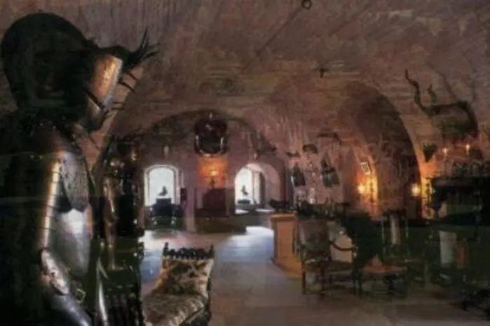 Glamis Castle, Forfar.Glamis Castle ist berühmt-berüchtigt als eines der Schlösser Schottlands, das besonders häufig von Geistern heimgesucht wird. König King Malcolm II. wurde hier ermordet und hinterließ einen Blutfleck auf dem Fußboden, der sich einfach nicht entfernen ließ. Schließlich half es nur, einen neuen Boden zu verlegen. Gerüchten zufolge gibt es im Castle außerdem mehrere geheime Zimmer. In einem davon soll ein Monster gehaust haben, das des Nachts sein Unwesen im Haus getrieben haben soll. Die Kapelle des Schlosses ist jedoch das Revier der „Grey Lady“: Zahlreiche Augenzeugen berichten, der Geisterdame dort begegnet zu sein.