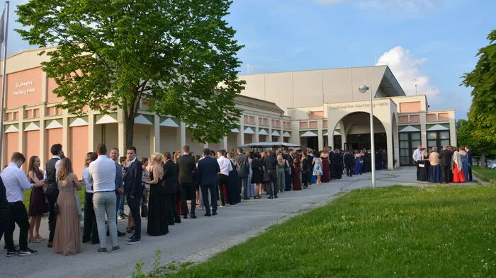 Unter dem Motto „BROADWAY – a way to remember“ feierten die Schülerinnen und Schüler der fünften Klassen der BAfEP Hartberg ihren Maturaball in der Stadtwerke Hartberg-Halle.