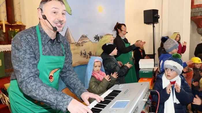 Amadeus Eidner (links) und seine Frau Gabi haben das Singspiel „Mose – wenn Holzwürmer eine Pyramide bauen“ komponiert und getextet und beziehen beiihren Auftritten besonders die jungen Gäste aktiv ein.
